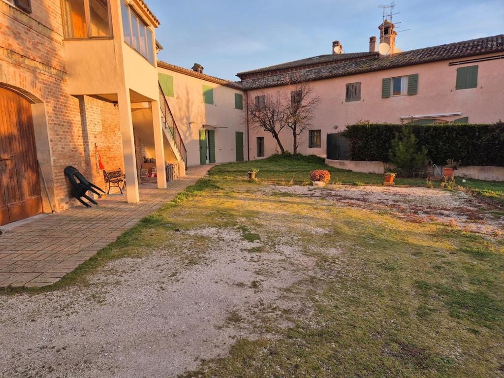 Il cortile e l'ingresso della casa al Trave