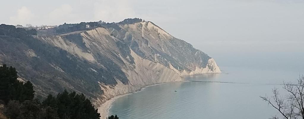 La spiaggia di Mezzavalle sotto il Monte Conero