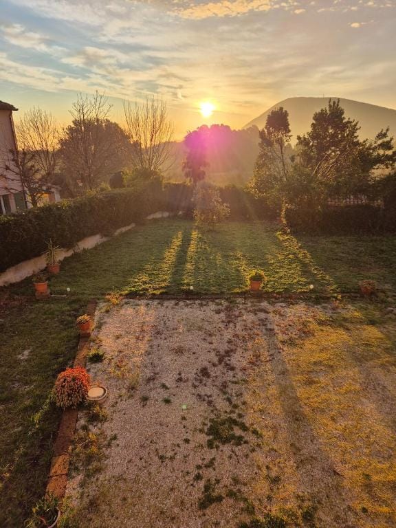 Il giardino al tramonto con il Monte Conero sullo sfondo
